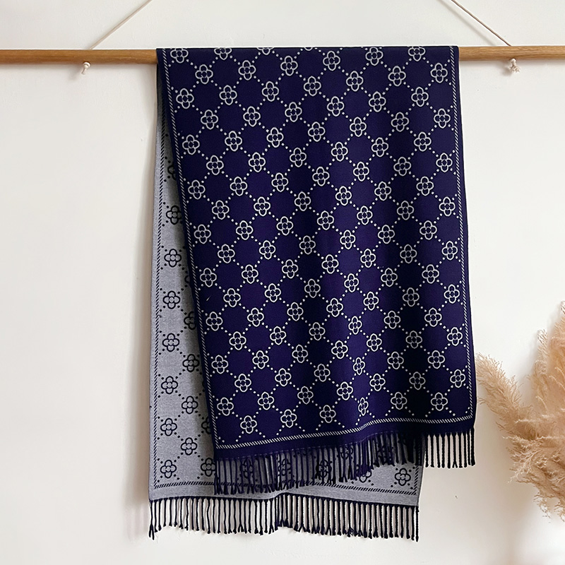 Брендовый жаккардовый дизайн,  – обзор и цена Woven Scarf Blanket